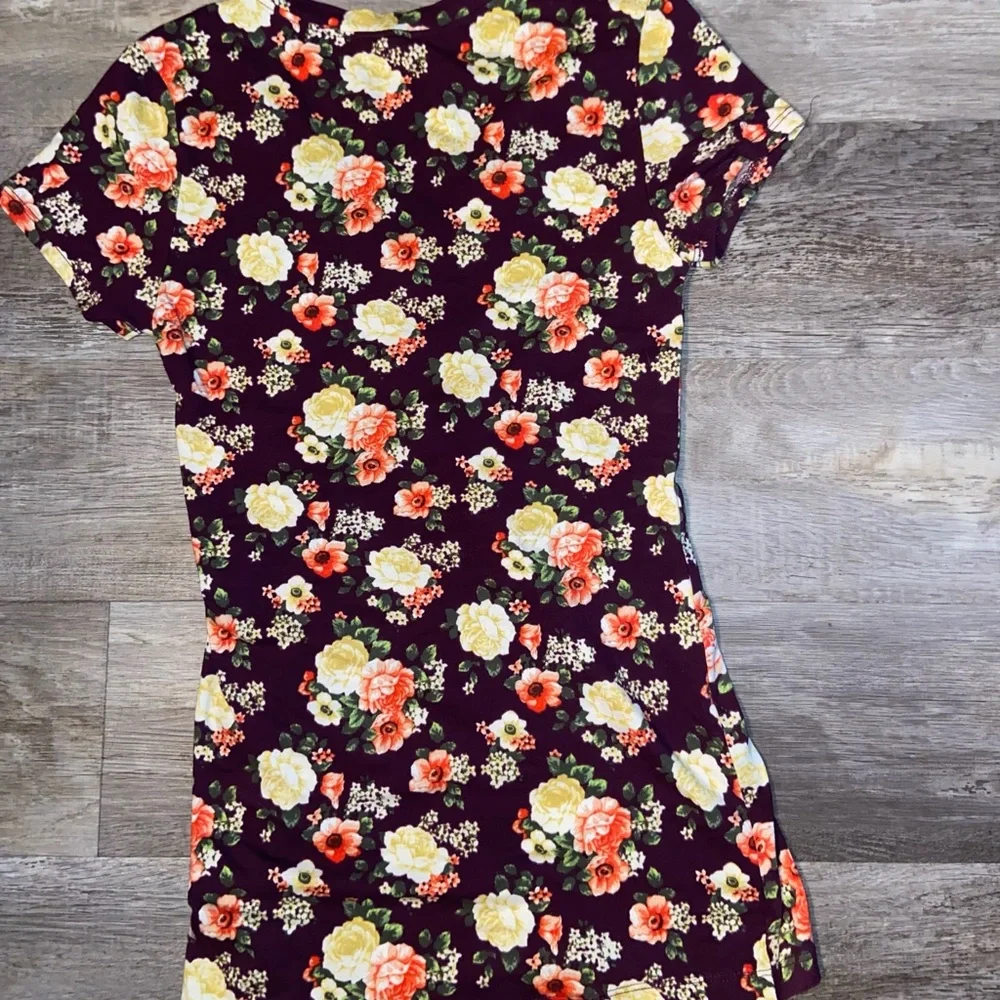 Wet Seal V-Neck T-Shirt Brown With Floral Design Size Medium . (J) - Picture 5 of 9